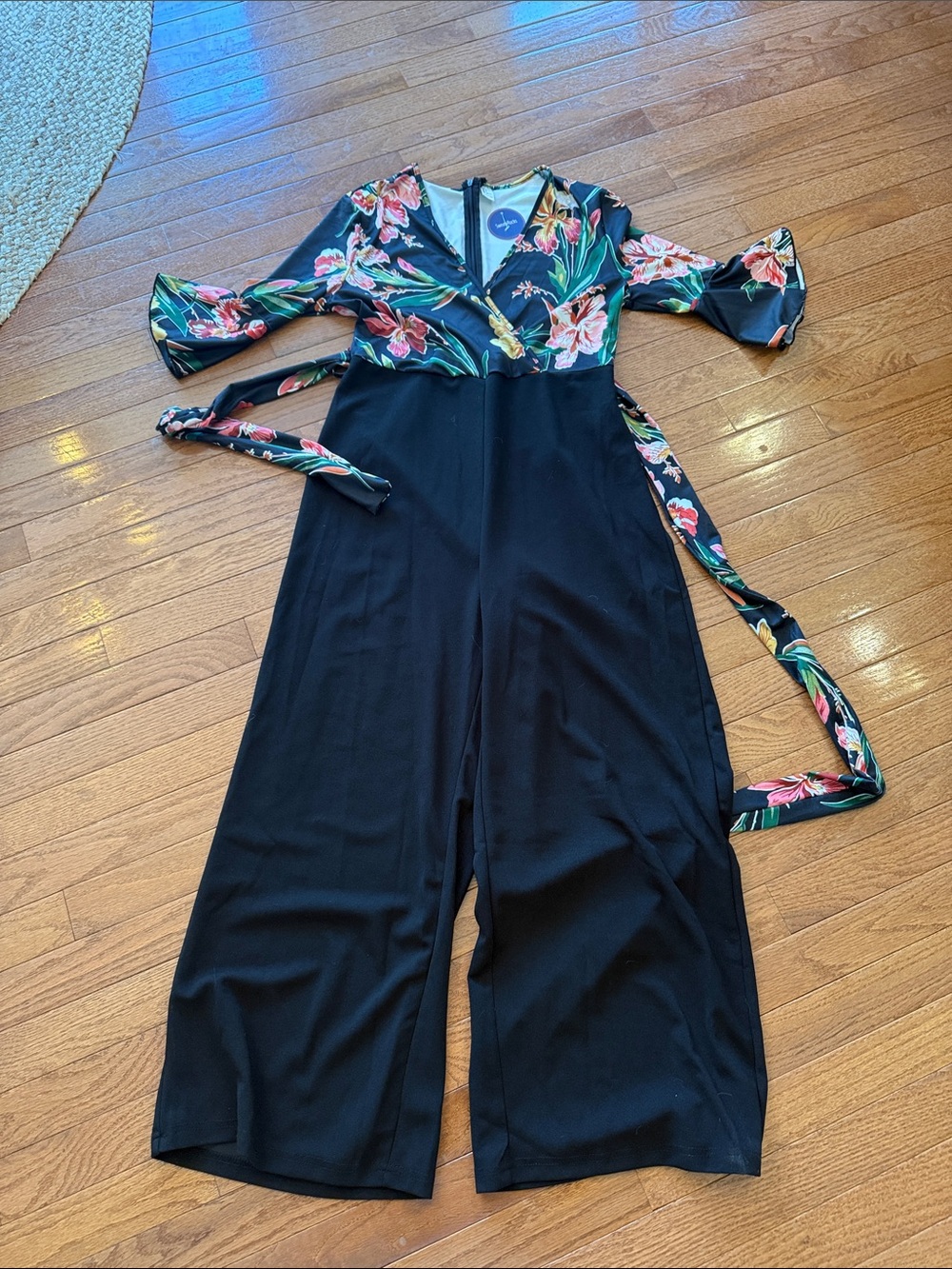 Boutique 🌺 Floral Wrap-Top Black Jumpsuit New with tags! size small